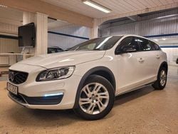 Vit Begagnad 2017 Volvo V60 CC Momentum Kombi | 149 500 kr (Marknadspris)