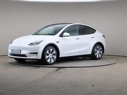 Vit Begagnad 2024 Tesla Model Y Standard Range SUV | 395 000 kr (Marknadspris)
