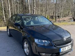 Svart Begagnad 2014 Skoda Octavia Ambition Halvkombi | 129 500 kr (Dyr)