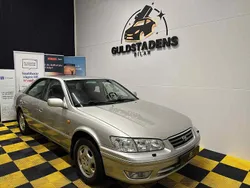 Ljusgrå (grå) Begagnad 2000 Toyota Camry Sedan | 49 900 kr (Marknadspris)
