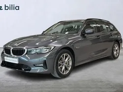 Grå (mineralgrå metallic) Begagnad 2022 BMW 330e Sport Line Kombi | 314 900 kr (Superpris)