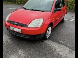 Röd Begagnad 2005 Ford Fiesta Halvkombi | 12 500 kr (Marknadspris)