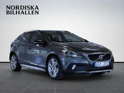 Grå Begagnad 2013 Volvo V40 CC Kombi | 159 795 kr (Marknadspris)