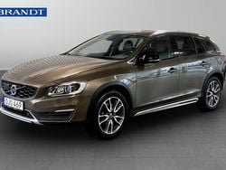Brun Begagnad 2017 Volvo V60 CC Business Edition Kombi | 239 900 kr (Marknadspris)