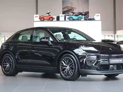 Svart Ny 2025 Porsche Macan 4 Electric SUV | 869 000 kr