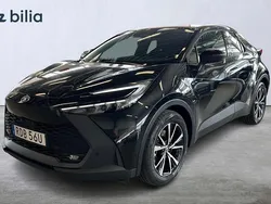 Svart Begagnad 2024 Toyota C-HR Style SUV | 399 900 kr (Marknadspris)