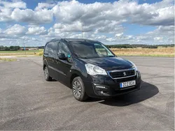Svart Begagnad 2017 Peugeot Partner Minibuss | 85 000 kr (Bra pris)