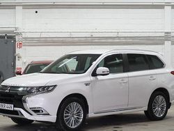 Vit Begagnad 2020 Mitsubishi Outlander P-HEV SUV | 253 900 kr (Marknadspris)