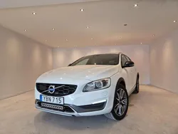 Vit Begagnad 2016 Volvo V60 CC Momentum Kombi | 99 900 kr (Lite dyr)