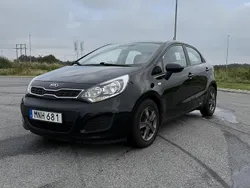 Svart Begagnad 2014 Kia Rio Halvkombi | 74 900 kr (Marknadspris)
