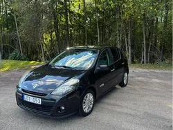 Svart Begagnad 2011 Renault Clio II Halvkombi | 18 000 kr (Marknadspris)