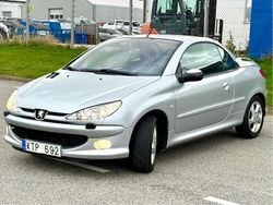 Grå Begagnad 2006 Peugeot 206 Cab | 29 888 kr (Marknadspris)