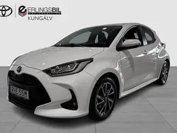 Vit Begagnad 2022 Toyota Yaris Hybrid Active Halvkombi | 219 900 kr (Marknadspris)