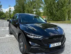Svart Begagnad 2022 Ford Mustang Mach-E SUV | 399 900 kr (Superpris)