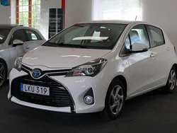 Vit Begagnad 2015 Toyota Yaris Hybrid Active Halvkombi | 124 900 kr (Marknadspris)