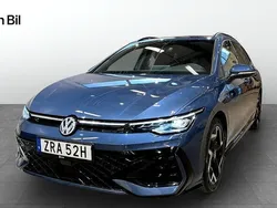 Mörkblå (anemone blue metallic) Begagnad 2024 VW Golf VIII R-line Kombi | 339 900 kr (Marknadspris)
