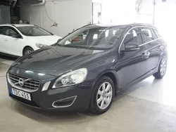 Grå Begagnad 2013 Volvo V60 Momentum Kombi | 92 900 kr (Marknadspris)