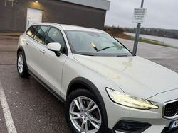 Vit/grå Begagnad 2019 Volvo V60 CC Kombi | 240 000 kr (Marknadspris)