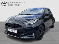 Svart Begagnad 2022 Toyota Yaris Hybrid Style Halvkombi | 234 900 kr (Marknadspris)