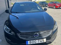 Svart Begagnad 2017 Volvo V60 Momentum Kombi | 128 000 kr (Marknadspris)