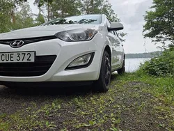 Vit Begagnad 2015 Hyundai i20 Select Halvkombi | 76 900 kr (Marknadspris)