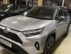 Grå Begagnad 2022 Toyota RAV4 Hybrid Style SUV | 399 900 kr (Marknadspris)