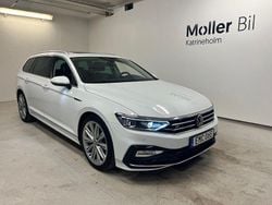 Vit (pure white (stängd för ny) Begagnad 2022 VW Passat Elegance Kombi | 289 000 kr (Marknadspris)