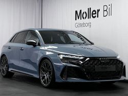 Grå (kemoragrå metallic) Ny 2025 Audi RS3 Sportback Sport Halvkombi | 759 900 kr (Marknadspris)