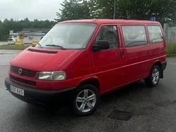 Mörkröd Begagnad 1999 VW Caravelle Minibuss | 89 800 kr
