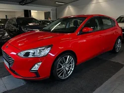 Röd Begagnad 2018 Ford Focus Titanium Halvkombi | 159 800 kr (Marknadspris)