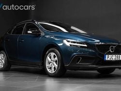Mörkblå Begagnad 2017 Volvo V40 CC Kombi | 179 000 kr (Marknadspris)