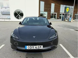 Grå Begagnad 2024 Tesla Model 3 Long Range Sedan | 440 000 kr (Lite dyr)