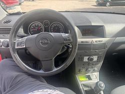 Röd Begagnad 2006 Opel Astra Halvkombi | 28 000 kr (Marknadspris)