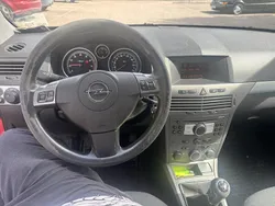 Röd Begagnad 2006 Opel Astra Halvkombi | 30 000 kr (Marknadspris)