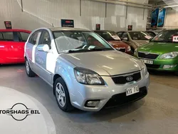 Silver Begagnad 2010 Kia Rio Halvkombi | 32 900 kr (Marknadspris)