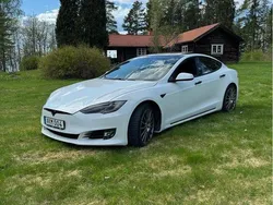 Vit Begagnad 2018 Tesla Model S Sedan | 321 000 kr (Marknadspris)