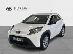 Vit Begagnad 2022 Toyota Aygo Play Halvkombi | 165 000 kr (Marknadspris)