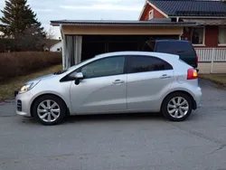 Grå Begagnad 2016 Kia Rio Halvkombi | 75 000 kr (Bra pris)