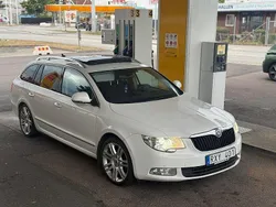 Vit Begagnad 2010 Skoda Superb Elegance Kombi | 55 000 kr (Superpris)