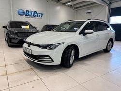Vit Begagnad 2024 VW Golf VIII Kombi | 299 900 kr (Marknadspris)