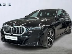 Svart (safirsvart metallic) Begagnad 2024 BMW 530e M Sport Kombi | 679 900 kr (Marknadspris)