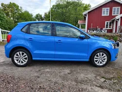 Blå Begagnad 2015 VW Polo Halvkombi | 95 000 kr (Marknadspris)