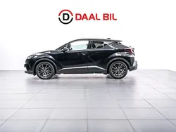 Svart Begagnad 2018 Toyota C-HR Executive SUV | 229 700 kr (Marknadspris)