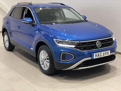 Blå (ravenna blue metallic) Begagnad 2022 VW T-Roc Life SUV | 212 900 kr (Marknadspris)