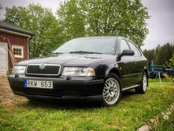 Svart Begagnad 2000 Skoda Octavia Halvkombi | 17 000 kr (Marknadspris)