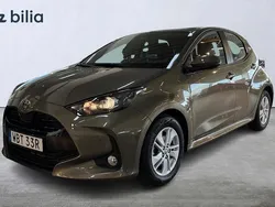Grön Begagnad 2024 Toyota Yaris Hybrid Active Halvkombi | 259 900 kr (Marknadspris)