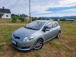 Grå Begagnad 2009 Toyota Auris Halvkombi | 35 000 kr (Marknadspris)