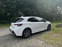 Vit Begagnad 2021 Toyota Corolla Hybrid Halvkombi | 223 000 kr