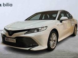 Vit Begagnad 2020 Toyota Camry Hybrid Sedan | 269 900 kr
