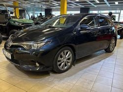 Mörkblå Begagnad 2016 Toyota Auris Active Halvkombi | 119 900 kr (Lite dyr)